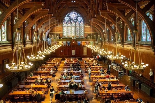 Đột nhập canteen Harvard: Khung cảnh như phim Harry Potter, phục vụ toàn món ăn thượng hạng chuẩn 5 sao - Ảnh 2.