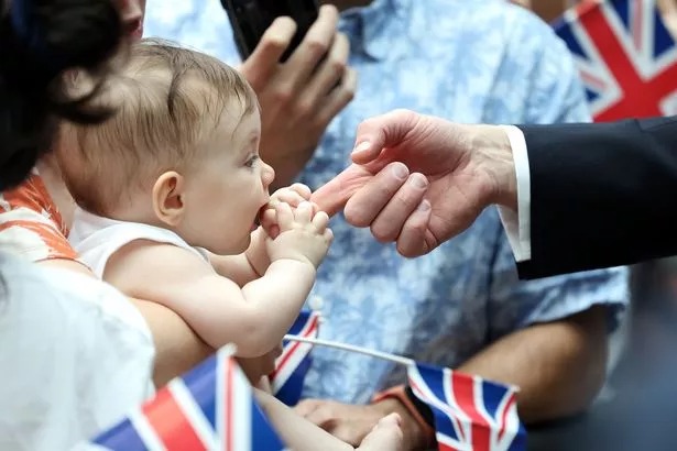 Thân vương William đã tới Singapore, được chào đón bằng khoảnh khắc đáng yêu đầy bất ngờ