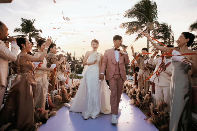 Review đám cưới Puka - Gin Tuấn Kiệt, một người nổi tiếng “bóc”  luôn tính cách thật của vợ chồng Độ Mixi và cặp Cris Phan - Ảnh 1.