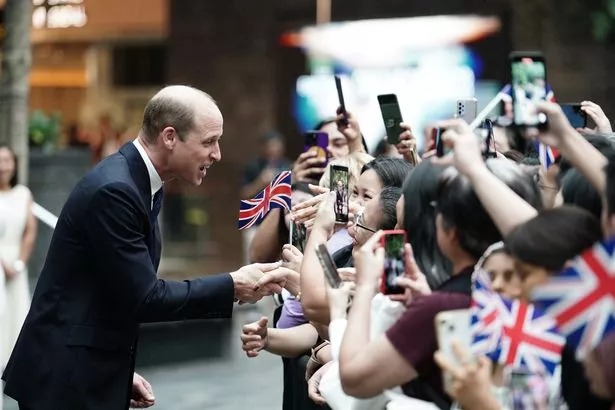 Thân vương William đã tới Singapore, được chào đón bằng khoảnh khắc đáng yêu đầy bất ngờ - Ảnh 1.