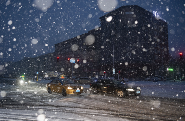 Bão tuyết bất thường ở Trung Quốc khiến nhiều chuyến bay bị hoãn, trường học đóng cửa