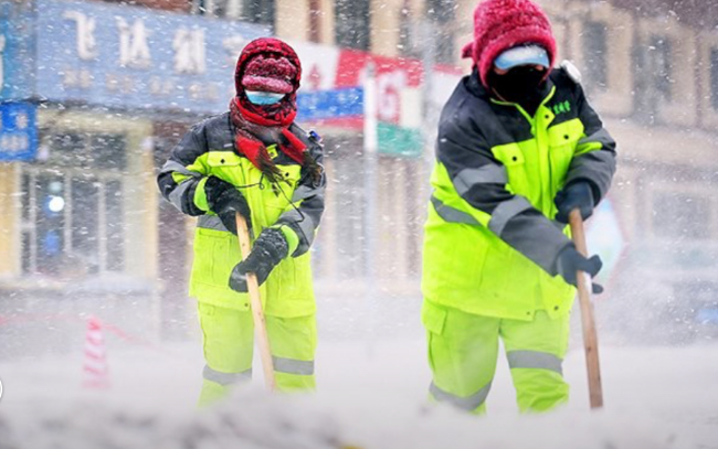 Bão tuyết bất thường ở Trung Quốc khiến nhiều chuyến bay bị hoãn, trường học phải đóng cửa