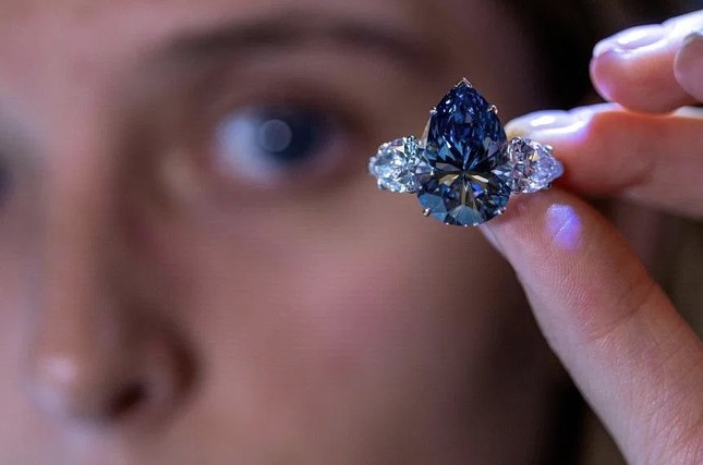 Viên kim cương xanh cực hiếm được bán với giá hơn 1 nghìn tỷ đồng