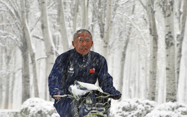 Bão tuyết bất thường ở Trung Quốc khiến nhiều chuyến bay bị hoãn, trường học đóng cửa - Ảnh 2.