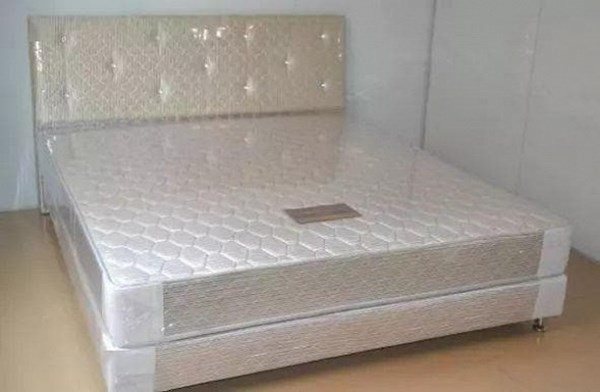 Mua đệm mới về thấy có tấm màng nhựa, nên tháo hay không? Việc đơn giản nhưng vẫn nhiều người không biết - Ảnh 2.