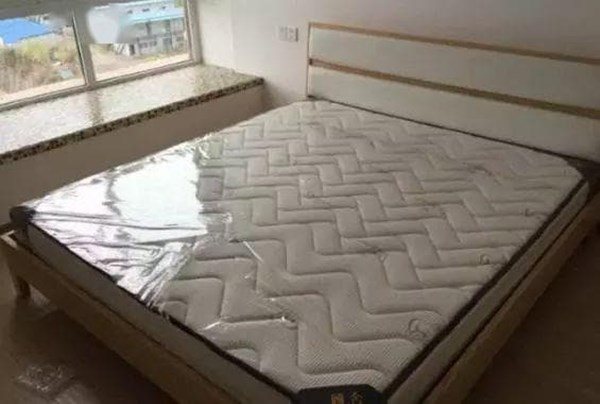 Mua đệm mới về thấy có tấm màng nhựa, nên tháo hay không? Việc đơn giản nhưng vẫn nhiều người không biết - Ảnh 1.