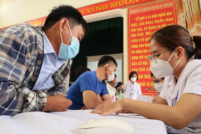 Vụ nhiều công nhân mắc bệnh bụi phổi tử vong: Khám, điều tra bệnh nghề nghiệp cho công nhân - Ảnh 1.