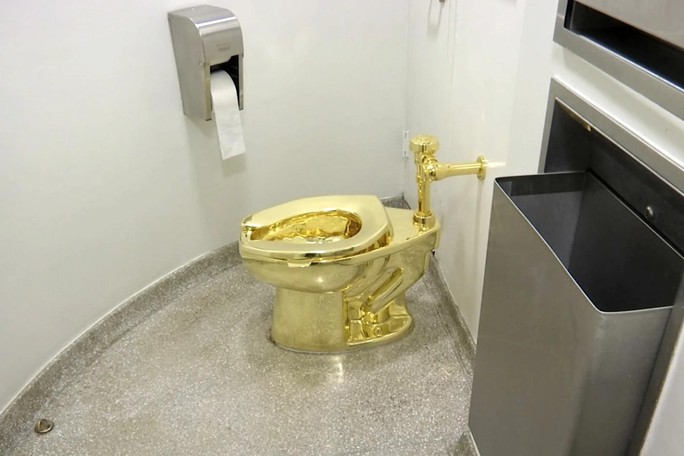 Số phận bất định của toilet vàng