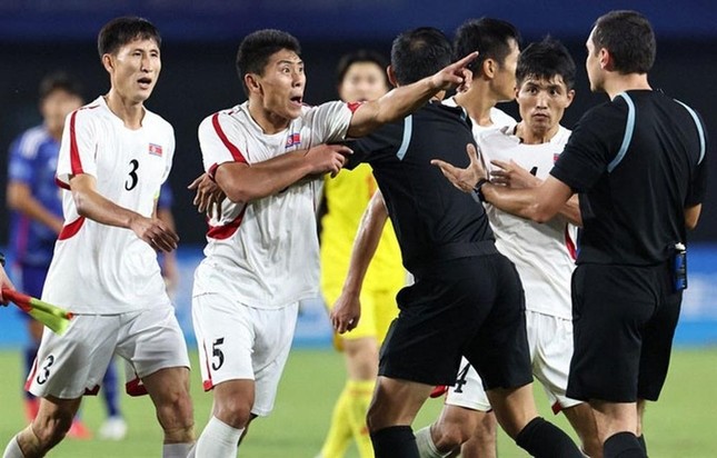 Trọng tài bị cầu thủ Triều Tiên dọa đánh bắt chính trận Philippines vs Việt Nam - Ảnh 1.