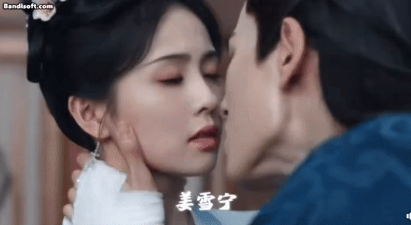 Trương Lăng H&aacute;ch h&ocirc;n Bạch Lộc cực ch&aacute;y khiến fan rần rần: U m&ecirc; chiếc yết hầu ấy! - Ảnh 1.