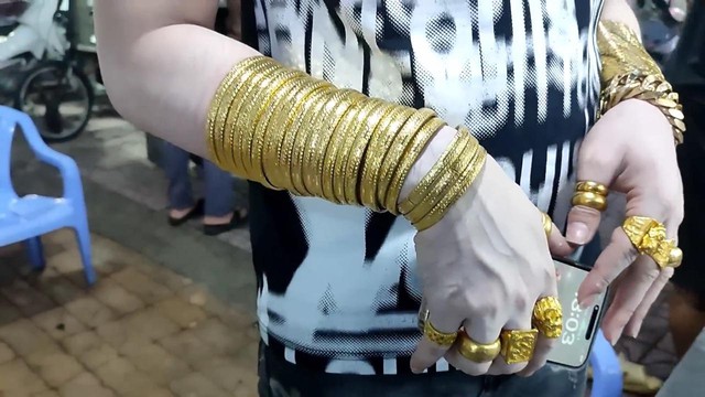 Cậu chủ quán lẩu bò mê vàng từ nhỏ, chăm chỉ làm ăn sắm gần 80 cây vàng đeo kín cổ - Ảnh 3.