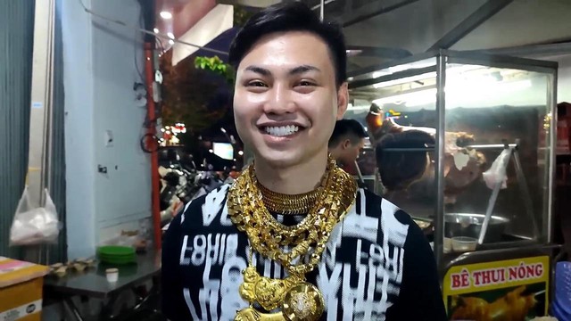 Cậu chủ quán lẩu bò mê vàng từ nhỏ, chă…