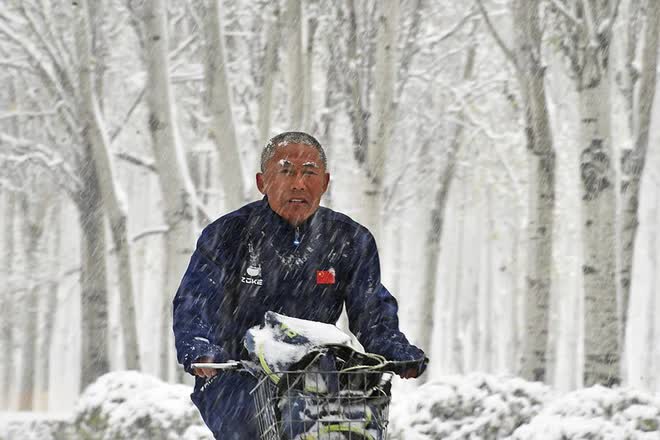 Bão tuyết bất thường càn quét Trung Quốc: Người dân co ro vật lộn với thời tiết kinh hoàng, hàng loạt trường học đóng cửa vì giá lạnh - Ảnh 4.