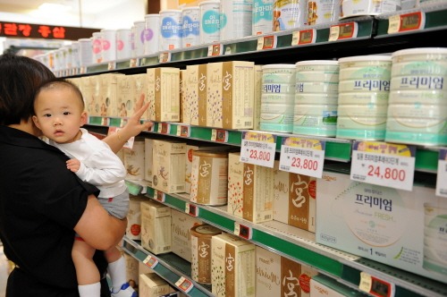 Tỷ lệ sinh thấp kéo theo nỗi khổ cha mẹ Hàn Quốc phải đối mặt, mỗi lần vào siêu thị tìm mỏi mắt mới thấy thứ cần thiết này - Ảnh 2.