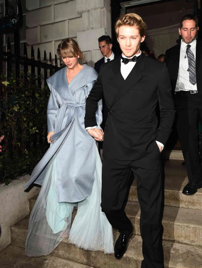 According to rumors, Taylor Swift secretly held a wedding, the identity of the groom is surprising - photo 5.