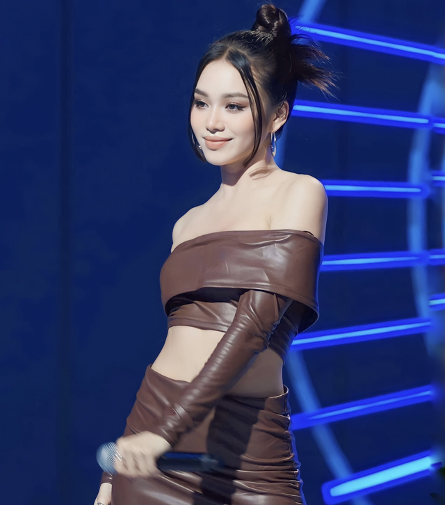 Hot girl Hải Phòng tung MV cực chất: Debut danh xưng Giana, khoe kỹ năng lướt gió bằng roller skate điệu nghệ - Ảnh 3.