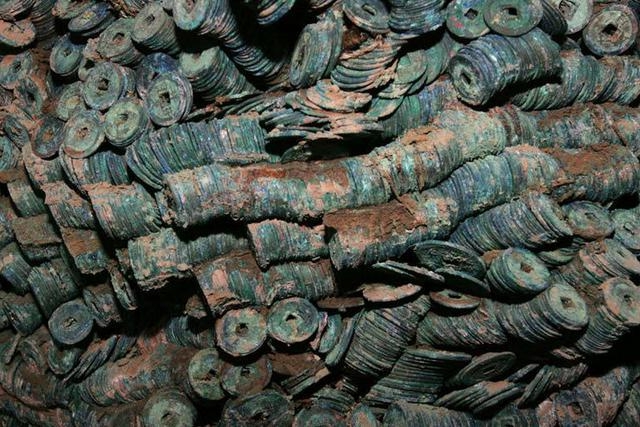 Đào móng ở công trường, công nhân phát hiện hơn 2.000 kg vật thể xâu thành chuỗi màu xanh lục: Chuyên gia khẳng định đó là kho báu hơn 1000 năm lịch sử - Ảnh 4.