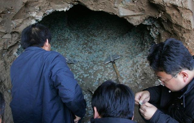 Đào móng ở công trường, công nhân phát hiện hơn 2.000 kg vật thể xâu thành chuỗi màu xanh lục: Chuyên gia khẳng định đó là kho báu hơn 1000 năm lịch sử - Ảnh 3.