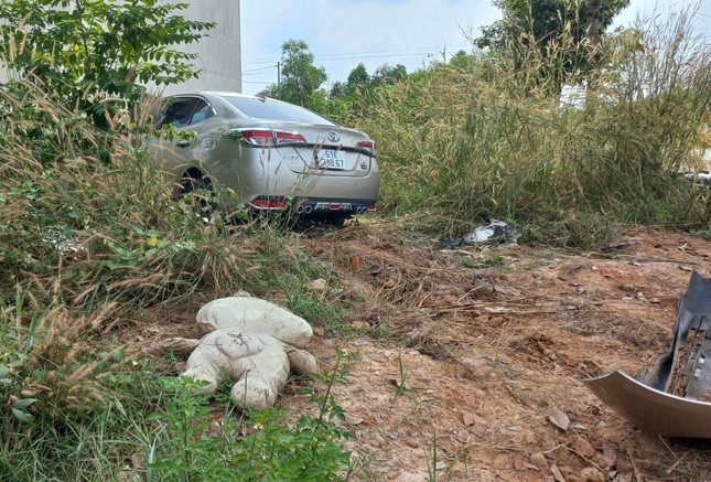 Ô tô hất văng hai xe máy lên vỉa hè, 3 người bị thương - Ảnh 2.