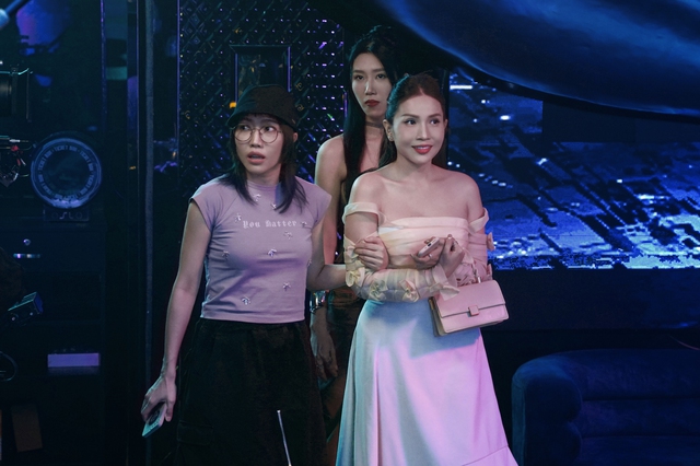 Kiều Minh Tuấn lần đầu hoá drag queen, Thúy Ngân tung cước như đả nữ trong trailer Trên Bàn Nhậu Dưới Bàn Mưu - Ảnh 2.