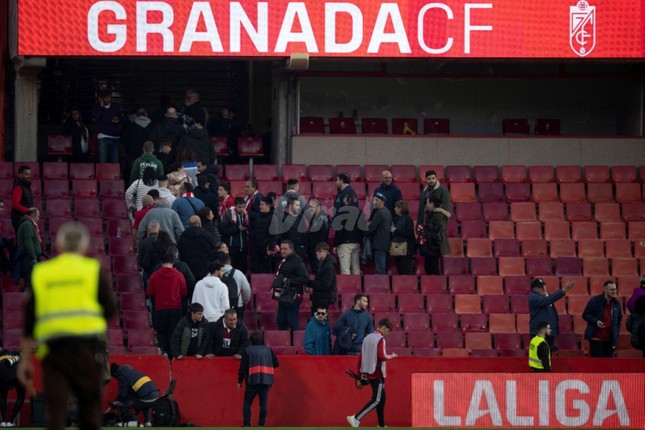CĐV đột tử trên khán đài, La Liga hủy trận đấu - Ảnh 2.
