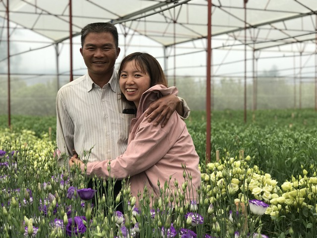 Tốt nghiệp RMIT, cô gái quay về Lâm Đồng học tiếp Thạc sĩ rồi đi bán hoa tươi phụ bố mẹ - Ảnh 4.