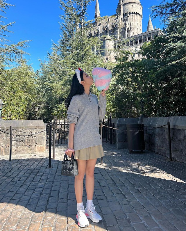 Chị cả của BLACKPINK: U30 m&agrave; trẻ như nữ sinh, hack tuổi th&agrave;nh c&ocirc;ng nhờ 1 bảo bối thời trang quen mặt - Ảnh 2.
