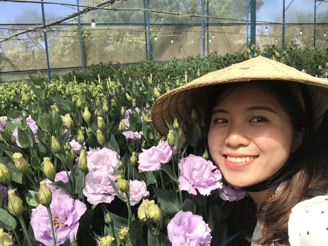 Tốt nghiệp RMIT, cô gái quay về Lâm Đồng học tiếp Thạc sĩ rồi đi bán hoa tươi phụ bố mẹ - Ảnh 3.