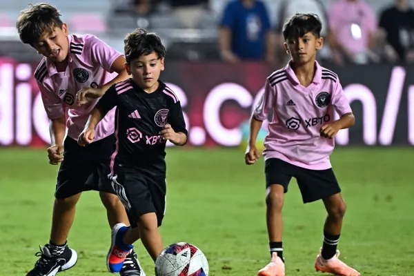 Con trai 5 tuổi của Messi tung người móc bóng ghi bàn khó tin, fan trầm trồ khen ngợi hết lời - Ảnh 3.
