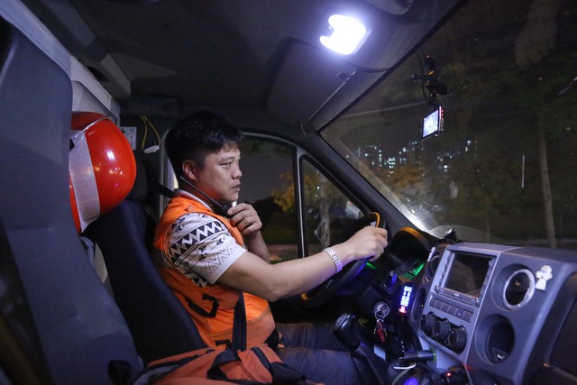 Những đội cứu hộ thầm lặng l&aacute;ch qua khe cửa tử thần mang mạng sống trở lại giữa đ&ecirc;m đen - Ảnh 5.