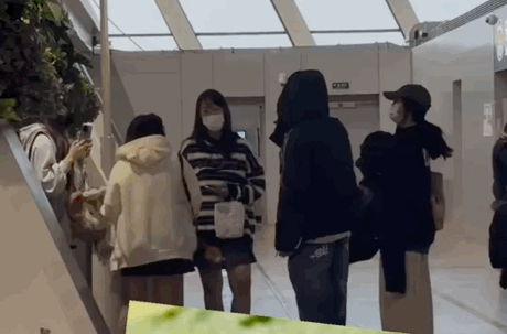 1 nam idol bị fan cuồng tạt nước như mưa vào người ở sân bay, phải cầu cứu cảnh sát sau nhiều lần bị quấy rối - Ảnh 2.
