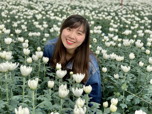 Tốt nghiệp RMIT, cô gái quay về Lâm Đồng học tiếp Thạc sĩ rồi đi bán hoa tươi phụ bố mẹ - Ảnh 1.