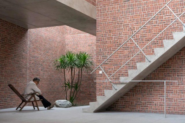 Cặp đ&ocirc;i chi 3,3 tỷ, mất 5 năm ho&agrave;n thiện căn nh&agrave; cho 3 thế hệ c&ugrave;ng sinh sống: D&ugrave; n&oacute;ng đến mấy cũng kh&ocirc;ng phải d&ugrave;ng điều ho&agrave; - Ảnh 11.