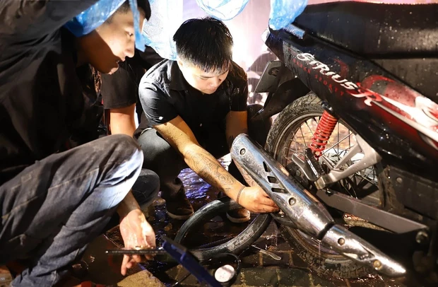 Những đội cứu hộ thầm lặng l&aacute;ch qua khe cửa tử thần mang mạng sống trở lại giữa đ&ecirc;m đen - Ảnh 1.