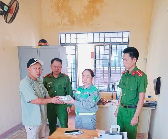 Nữ lao công nhặt được gần 100 triệu đồng trả lại người đánh mất - Ảnh 1.