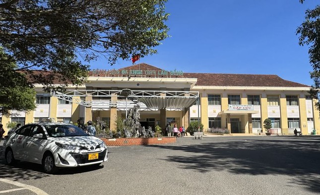 Tạm đình chỉ một bác sĩ trục lợi bảo hiểm y tế hàng trăm triệu đồng - Ảnh 1.