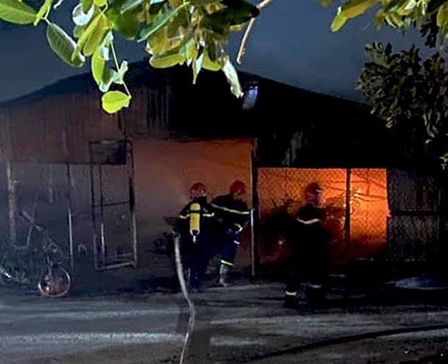 Lửa cháy dữ dội tại nhà xe trường đại học lớn nhất Thanh Hóa - Ảnh 1.