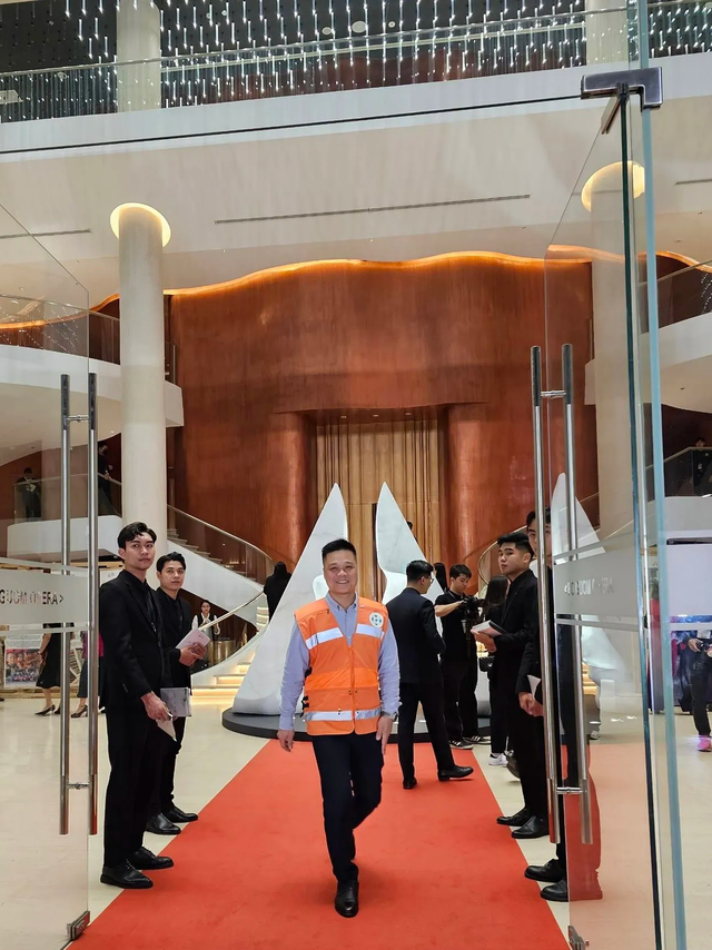 Xuất hiện tại Gala Human Act Prize 2023, đội trưởng FAS Angel nghẹn ng&agrave;o: T&ocirc;i mặc chiếc &aacute;o đồng phục d&ugrave; đi bất cứ đ&acirc;u, đ&oacute; l&agrave; niềm tự h&agrave;o! - Ảnh 2.