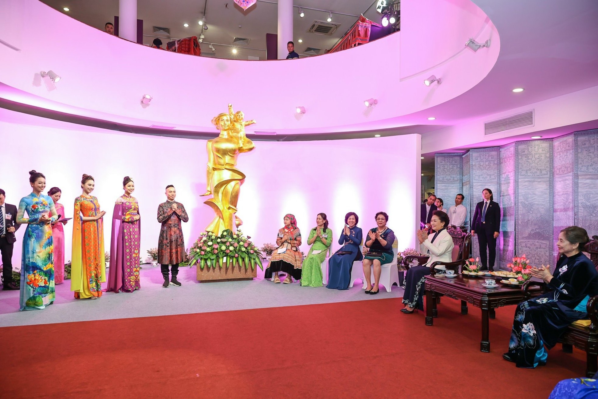 Phu nhân Tổng Bí thư Nguyễn Phú Trọng và Phu nhân Tổng Bí thư, Chủ tịch nước Tập Cận Bình thăm Bảo tàng Phụ nữ Việt Nam