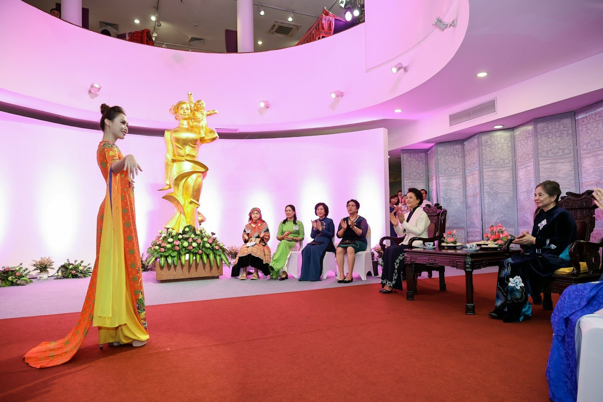 Phu nhân Tổng Bí thư Nguyễn Phú Trọng và Phu nhân Tổng Bí thư, Chủ tịch nước Tập Cận Bình thăm Bảo tàng Phụ nữ Việt Nam