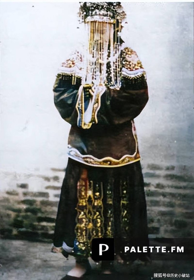 Bộ ảnh ghi lại cận cảnh quá trình xuất giá của tiểu thư quý tộc nhà Thanh: Ấn tượng mũ đội đầu của cô dâu - Ảnh 4.