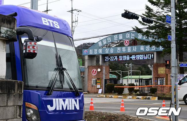 Jimin - Jungkook (BTS) gây bão với khoảnh khắc xoa đầu trứng cút của nhau ngày nhập ngũ, fan chuẩn bị banner cổ vũ hoành tráng ngoài doanh trại - Ảnh 8.