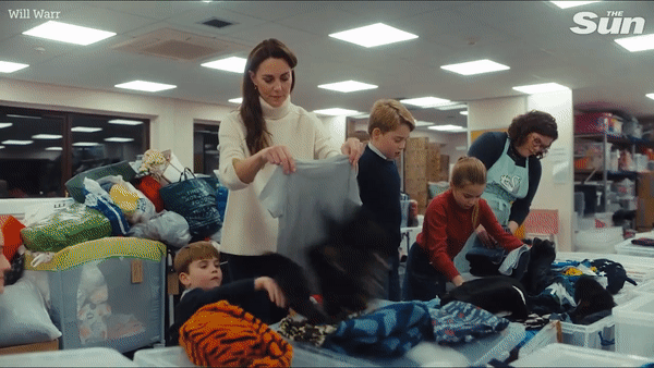 Bộ ba nhà William - Kate chiếm trọn spotlight khi đi làm từ thiện, Công  chúa Charlotte có hành động dễ thương "lịm tim"