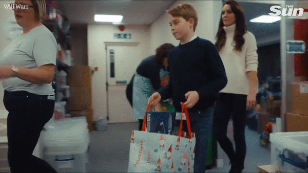 Bộ ba nhà William - Kate chiếm trọn spotlight khi đi làm từ thiện, Công  chúa Charlotte có hành động dễ thương "lịm tim"