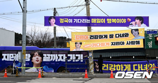 Jimin - Jungkook (BTS) gây bão với khoảnh khắc xoa đầu trứng cút của nhau ngày nhập ngũ, fan chuẩn bị banner cổ vũ hoành tráng ngoài doanh trại - Ảnh 5.