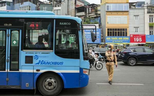 Bị CSGT dừng xe xử phạt, nhiều t&agrave;i xế xe bus bất ngờ khi kh&ocirc;ng biết m&igrave;nh vi phạm - Ảnh 1.