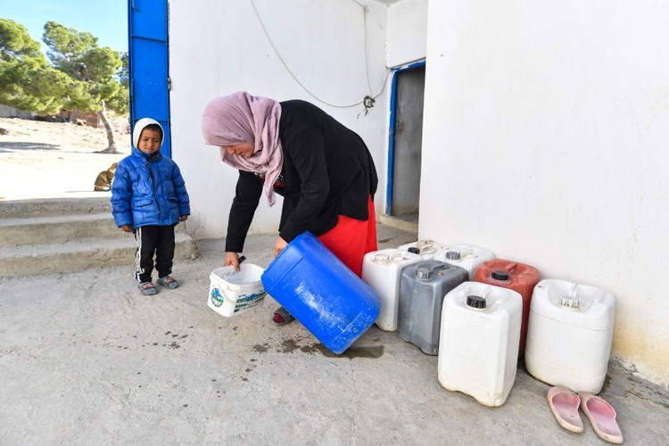 Hình ảnh nhiều người dân Tunisia như “xác sống” trong cảnh hạn hán và cô lập