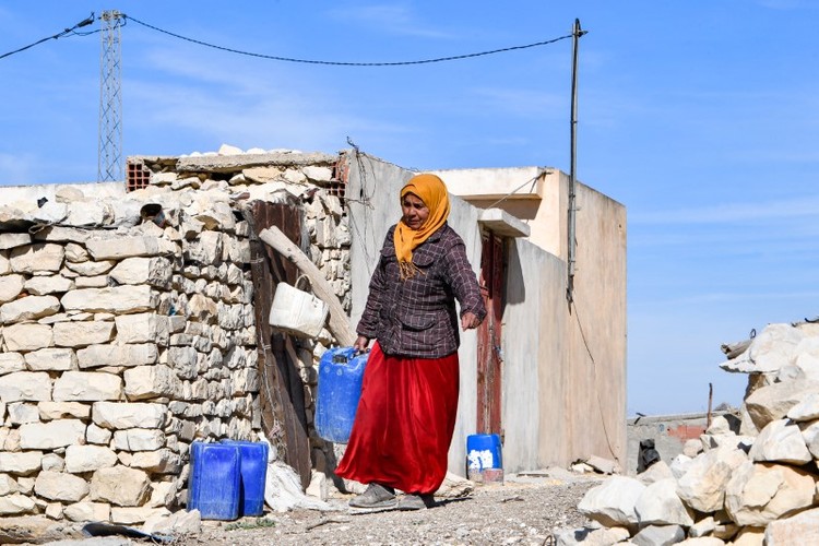 Hình ảnh nhiều người dân Tunisia như “xác sống” trong cảnh hạn hán và cô lập