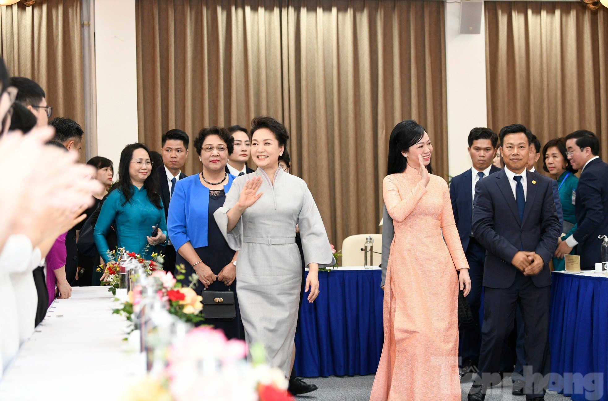 Phu nhân Chủ tịch nước Võ Văn Thưởng và Phu nhân Tổng Bí thư, Chủ tịch nước Trung Quốc gặp gỡ sinh viên
