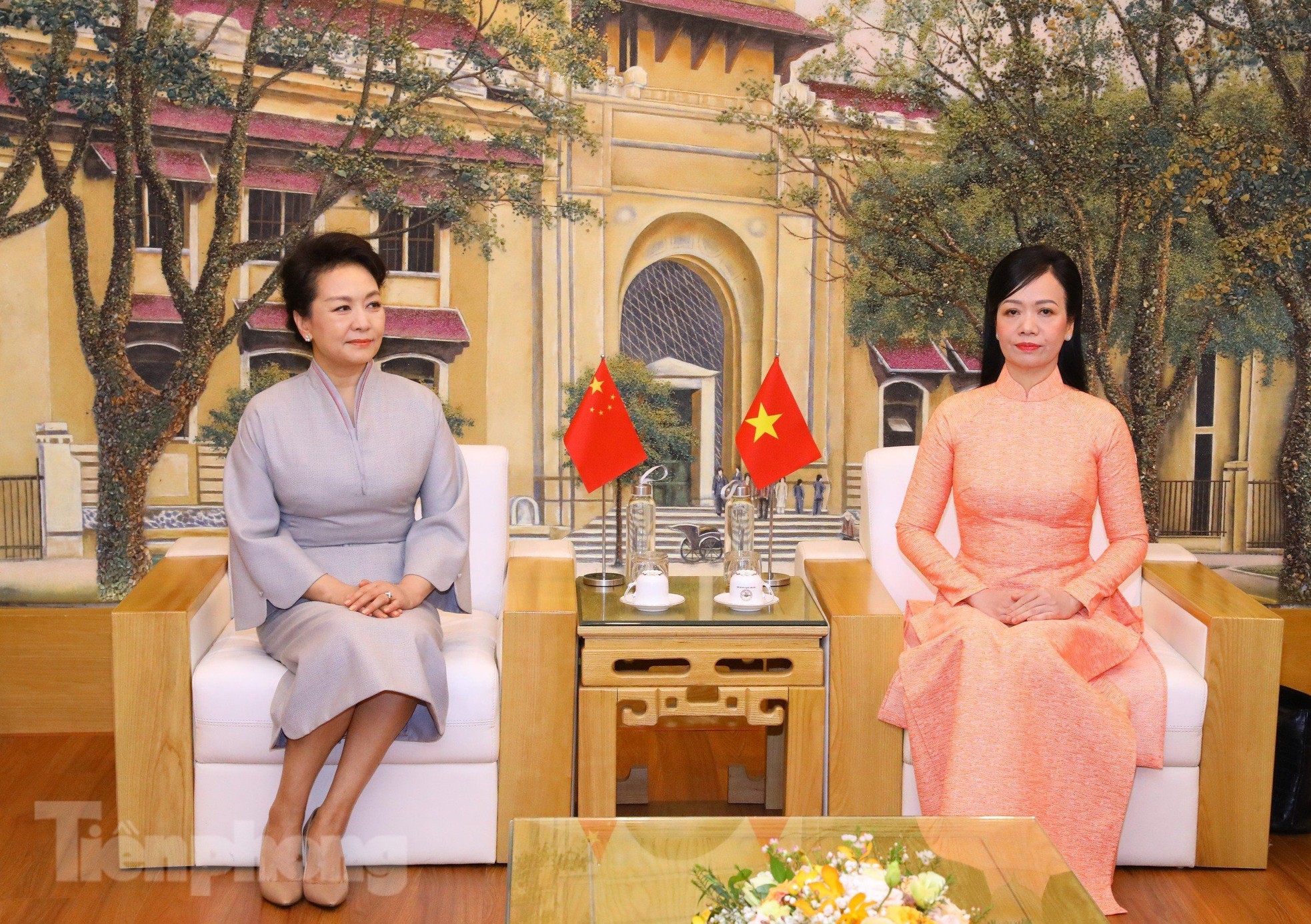 Phu nhân Chủ tịch nước Võ Văn Thưởng và Phu nhân Tổng Bí thư, Chủ tịch nước Trung Quốc gặp gỡ sinh viên - Ảnh 4.
